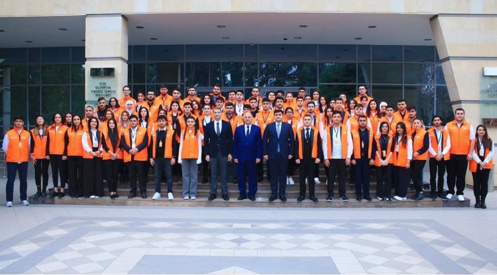 genc-liderler-ve-teshebbus-qruplarinin-rehberleri-uchun-payiz-mektebine-start-verilib-foto