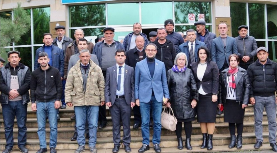 deputat-ramil-hesen-ucarda-sechicileri-ile-gorushub-foto