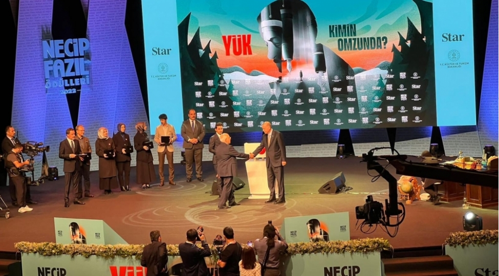 erdogan-elchin-efendiyeve-necip-fazil-mukafatini-verib-foto