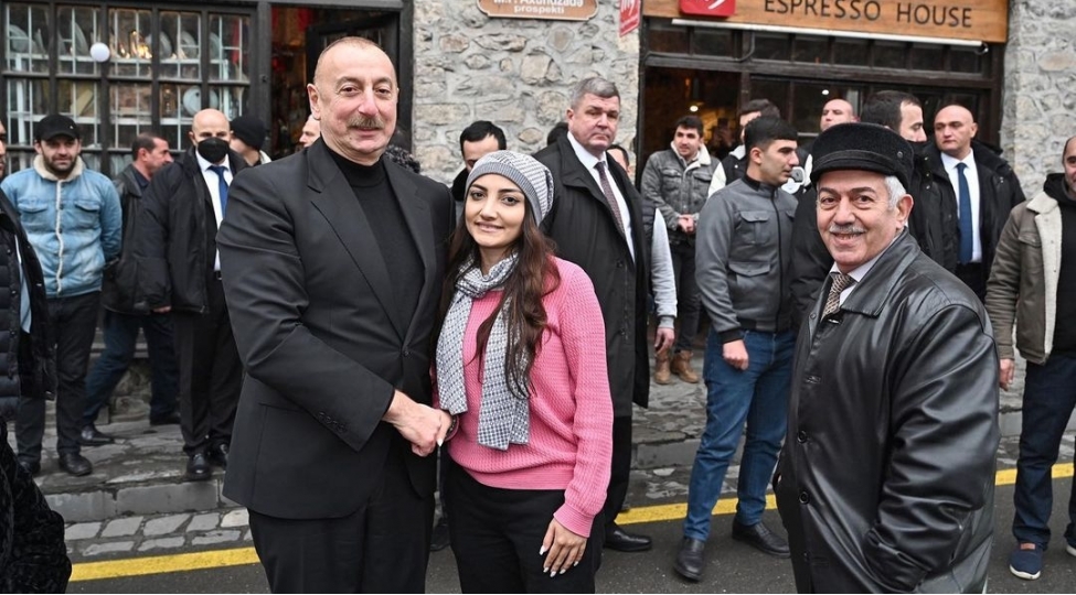 prezident-shekide-sakinlerle-sohbetleshdi-foto