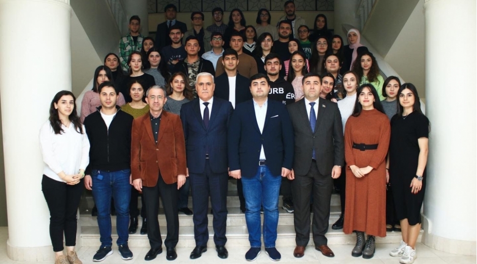 nizami-irsi-ile-bagli-audiokitabin-teqdimati-bash-tutub-foto