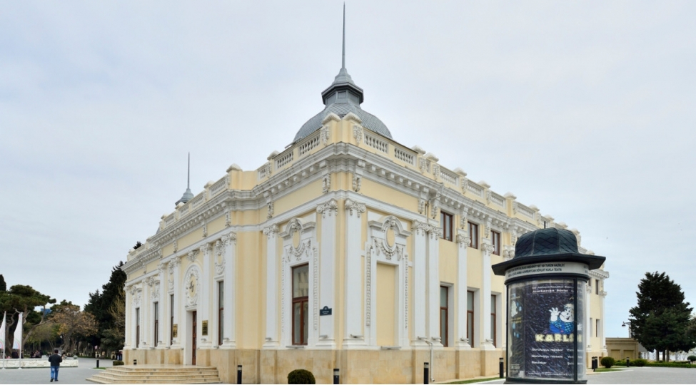 kukla-tetarinin-direktoru-nazirliyin-yoxlamasindan-narazi-oldugunu-achiqladi