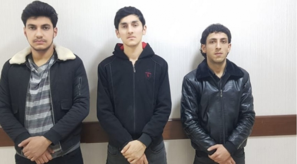 ucarda-maskali-shexsler-avtomobil-surucusune-hucum-edib
