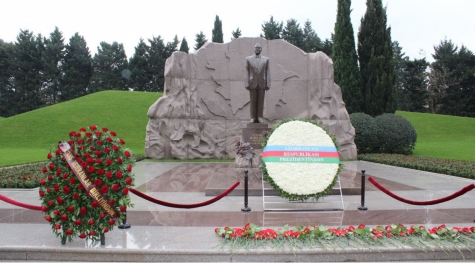 azerbaycan-xususi-xidmet-orqanlari-veteranlarinin-ictimai-birliyinin-uzvleri-ulu-onder-heyder-eliyevin-mezarini-ziyaret-edibler-foto