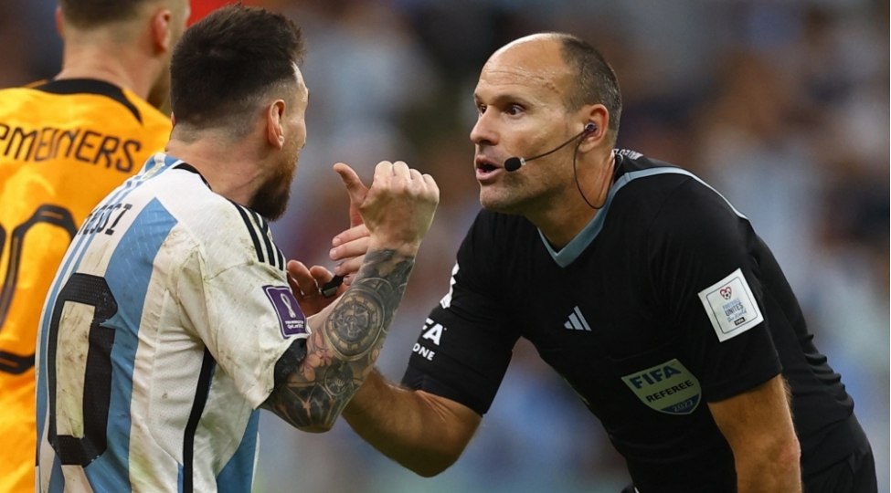 messi-ile-mubahise-eden-hakim-mundialdan-kenarlashdirildi-foto