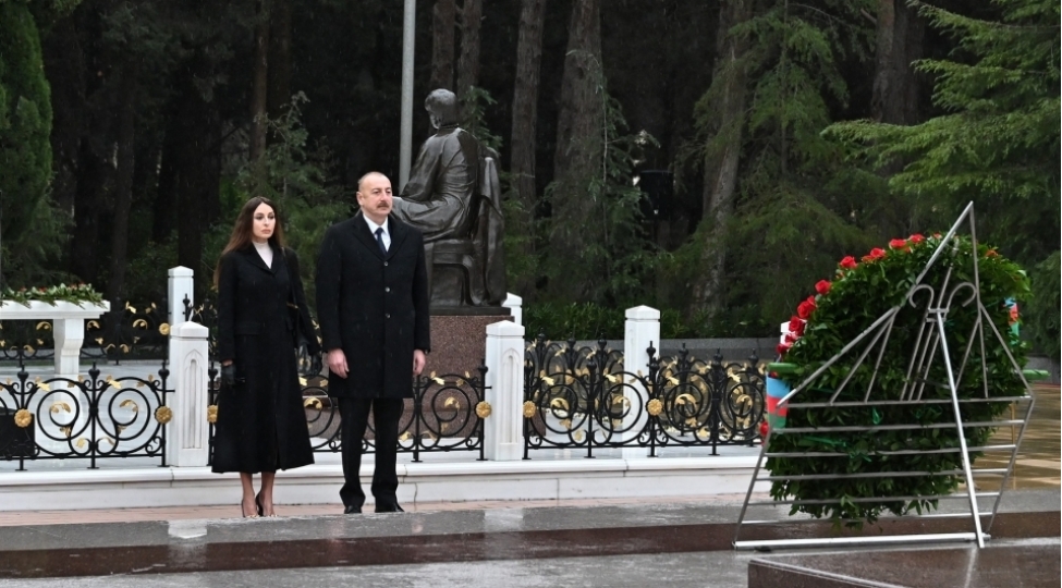 prezident-ilham-eliyev-ve-birinci-xanim-mehriban-eliyeva-umummilli-lider-heyder-eliyevin-mezarini-ziyaret-edibler-yenilenib