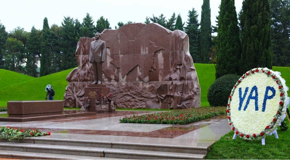 aayda-nin-kollektivi-ulu-onderin-xatiresini-yad-edib-foto