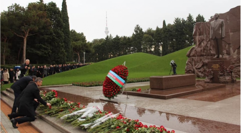 ukrayna-sefiri-umummilli-lider-heyder-eliyevin-mezarini-ziyaret-edib