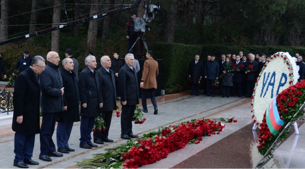 yeni-azerbaycan-partiyasinin-numayendeleri-fexri-xiyabanda-ulu-onder-heyder-eliyevin-mezarini-ziyaret-edibler-foto