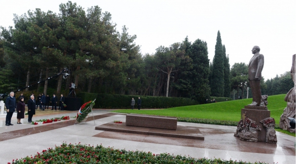 dovlet-ve-hokumet-resmileri-fexri-xiyabanda-heyder-eliyevin-xatiresini-yad-edibler-foto