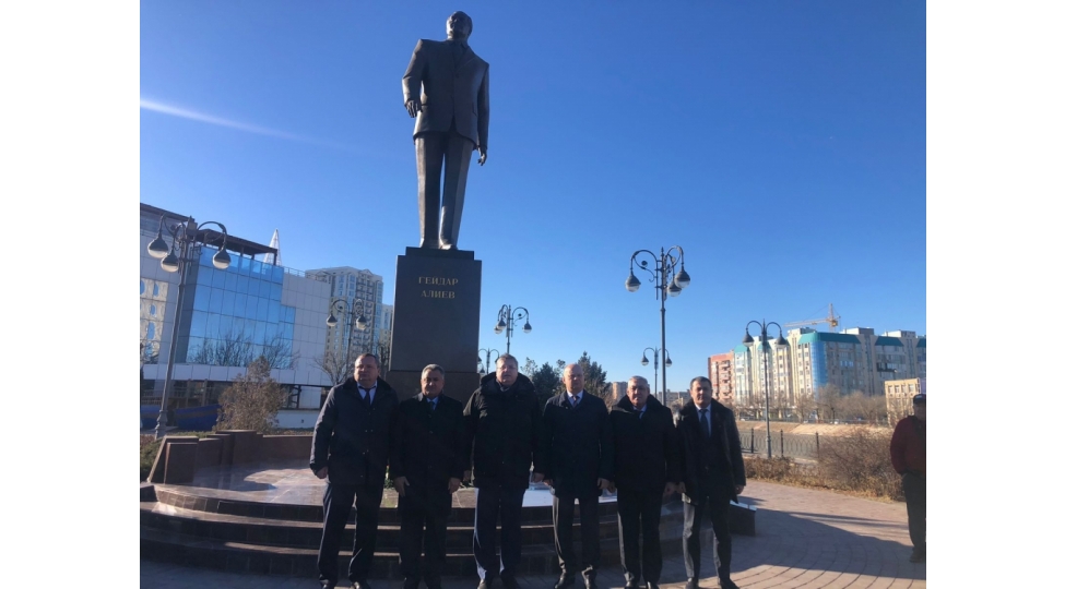 umummilli-lider-heyder-eliyevin-xatiresi-heshterxan-sheherinde-ehtiramla-yad-edilib-foto