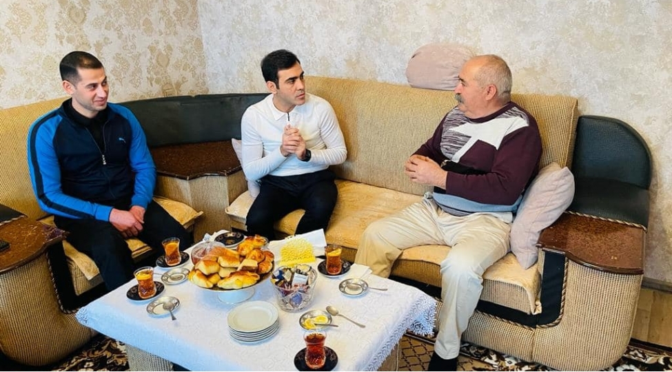 deputat-anama-nin-minaya-dushen-emekdashini-ve-ailesini-ziyaret-edib-foto