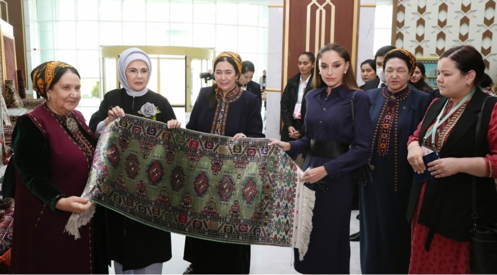 mehriban-eliyeva-turkmenbashi-sheherinde-tesviri-ve-dekorativ-senet-eserlerinden-ibaret-sergilerle-tanish-olub