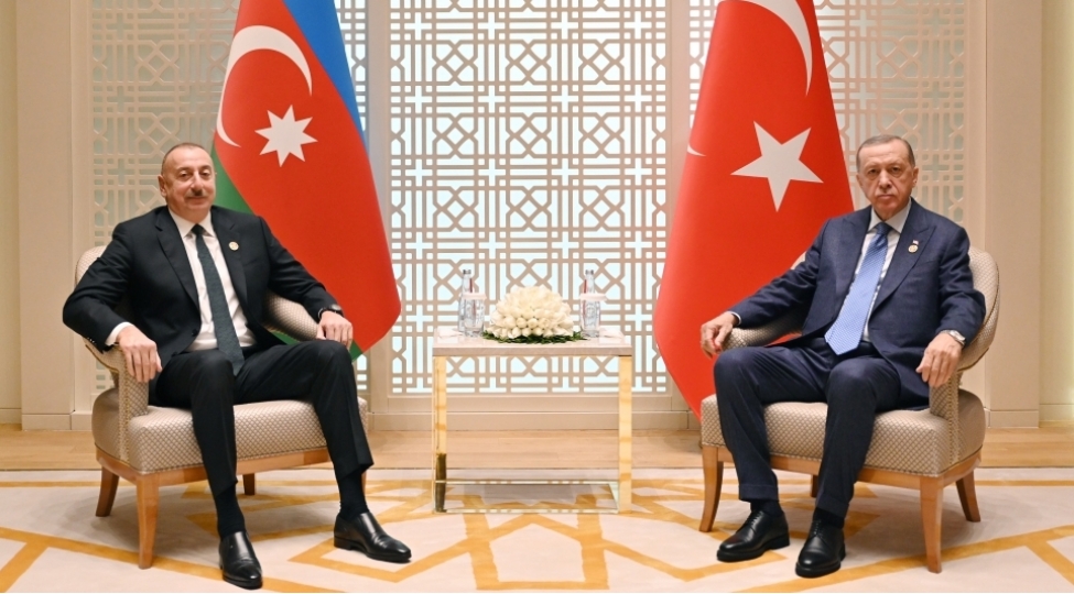 azerbaycan-prezidenti-ilham-eliyev-turkiye-prezidenti-receb-tayyib-erdoganla-gorushub-foto