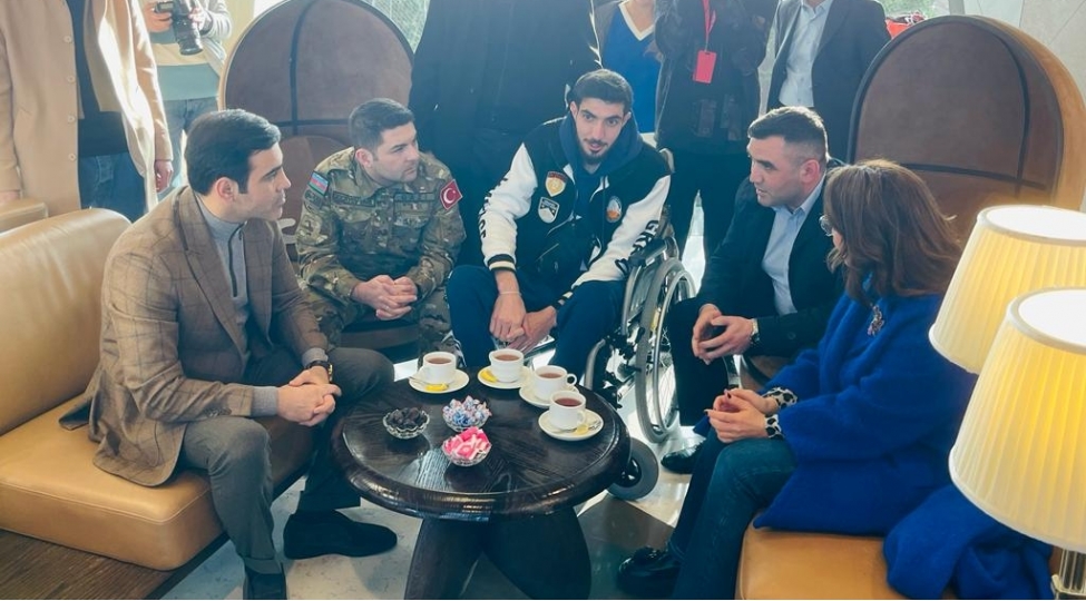 mualiceden-qayidan-qazileri-hava-limaninda-qarshilandilar-foto