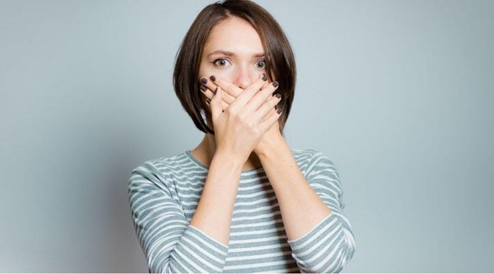 keskin-agiz-qoxusu-zamani-hansi-hekime-muraciet-etmeli