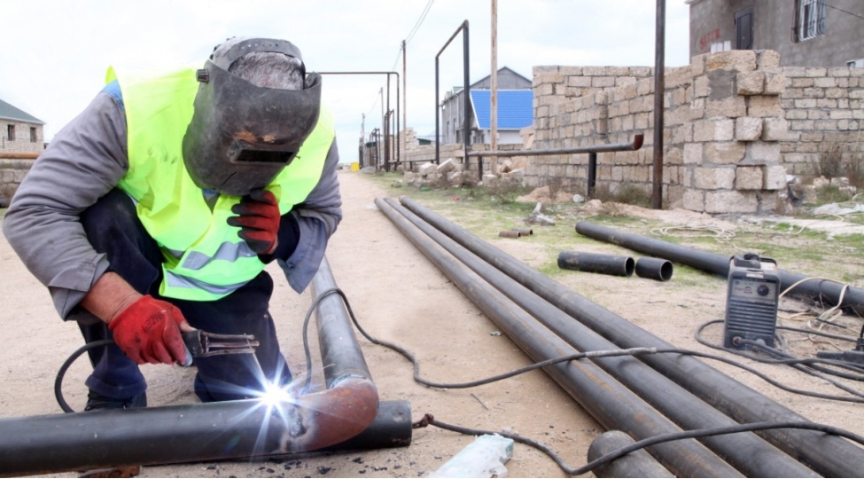 azeriqaz-sumqayitda-temir-ishlerini-texire-salib