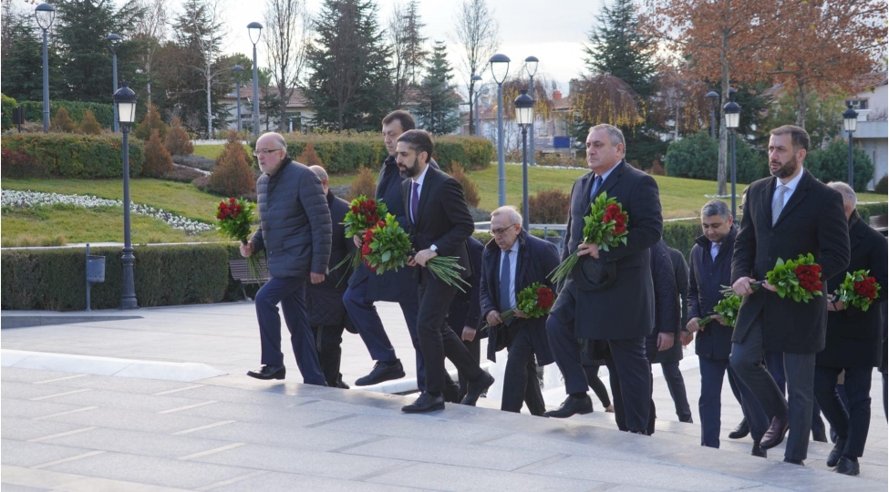 socar-rehberliyiankarada-ulu-onderin-abidesini-ziyaret-edib-foto