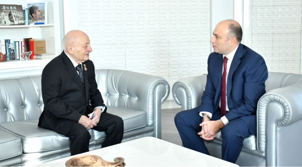 nazir-omer-eldarovu-teltif-etdi-foto