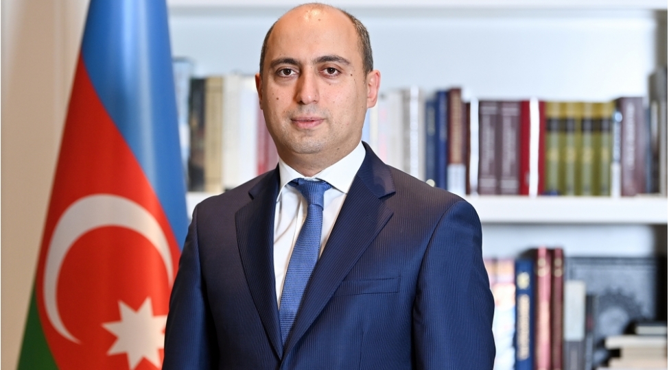 nazir-200-min-qadinin-bayramini-tebrik-etdi