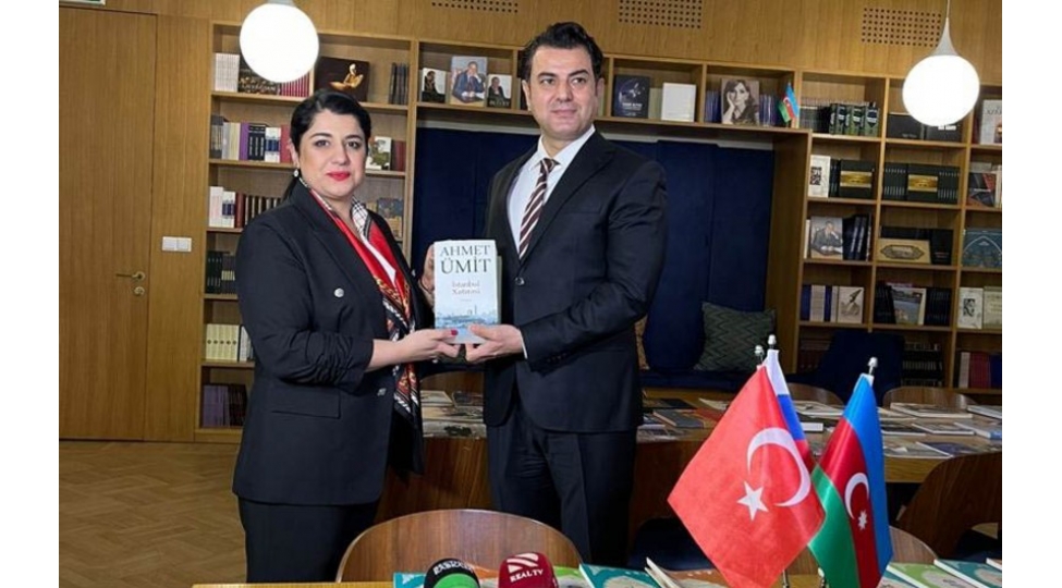 turkiyenin-rusiyadaki-sefirliyi-xtns-nin-azerbaycan-pavilyonuna-kitablar-hediyye-edib