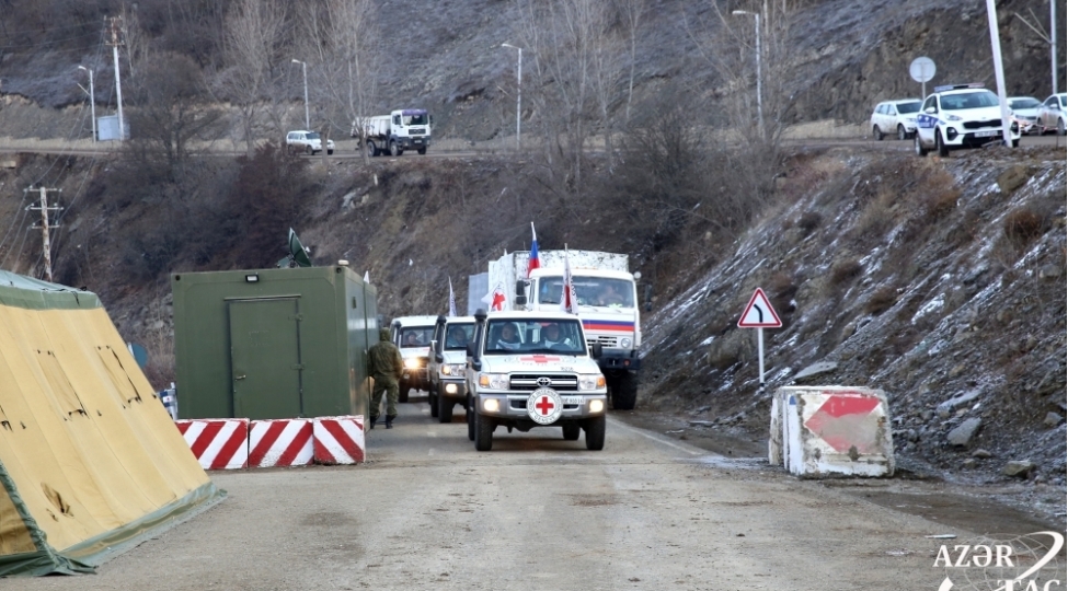 beynelxalq-qizil-xach-komitesine-aid-uch-avtomobil-aksiya-erazisinden-kechib