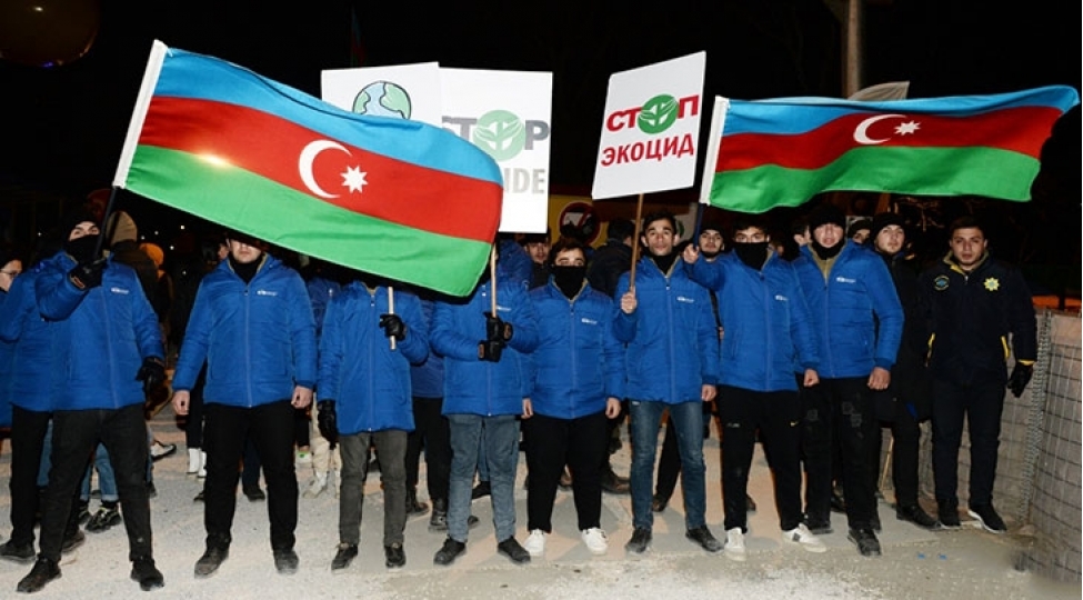 aksiya-ishtirakchilari-gece-saatlarinda-da-boyuk-coshqu-ile-shuarlar-seslendirirler