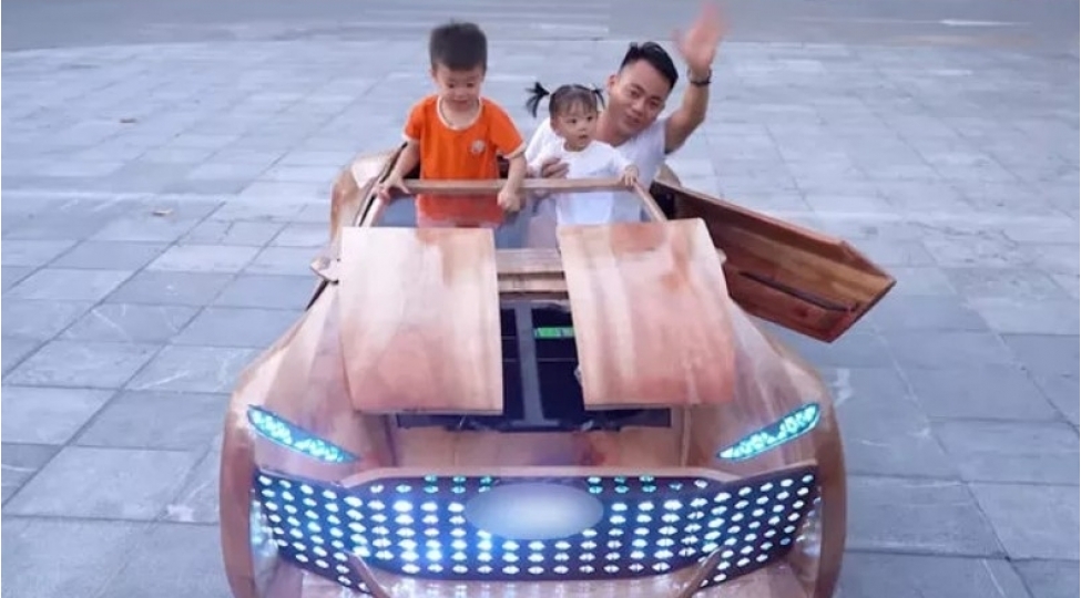 taxta-parchasindan-mashin-duzeltdi-atasinin-qizina-hediyyesivideo