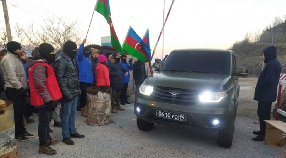 sulhmeramlilarin-minik-avtomobili-aksiya-erazisinden-maneesiz-kechib