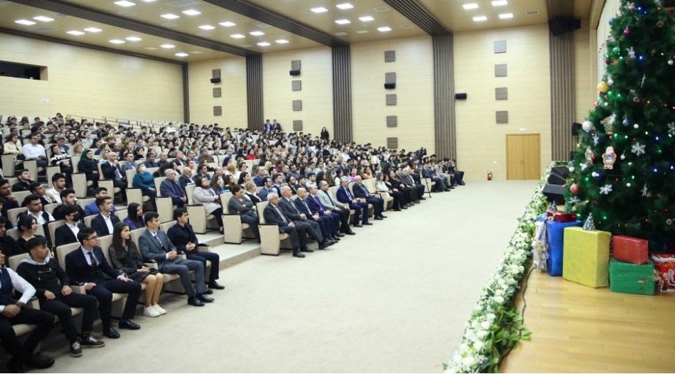 baki-ali-neft-mektebinde-dunya-azerbaycanlilarinin-hemreyliyi-gunu-ve-yeni-il-tedbiri