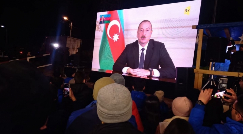 aksiya-ishtirakchilari-prezident-ilham-eliyevin-xalqa-muracietini-izleyibler