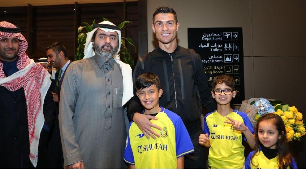 ronaldo-ve-sevgilisini-bele-qarshiladilar-foto