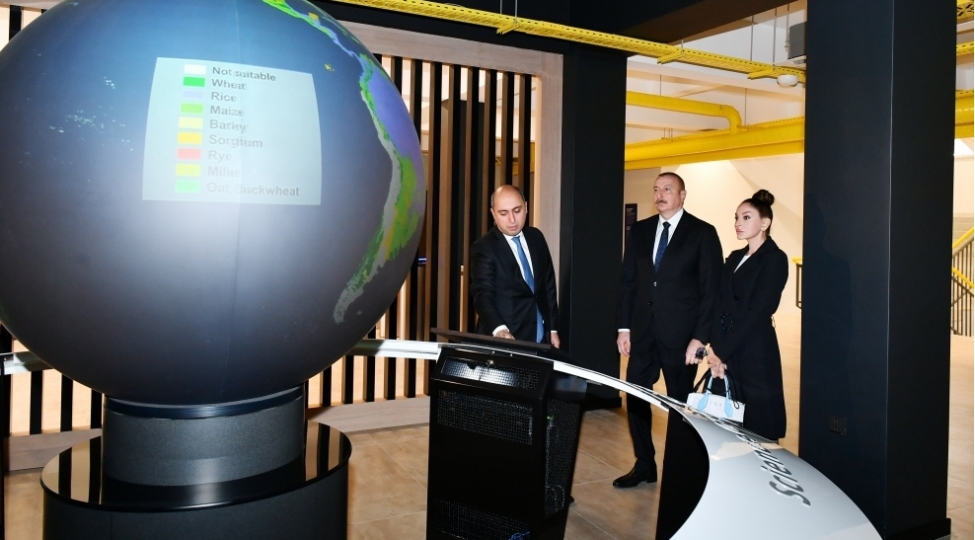 prezident-ilham-eliyev-ve-birinci-xanim-mehriban-eliyeva-bakida-steam-innovasiya-merkezinin-achilishinda-ishtirak-edibler-foto