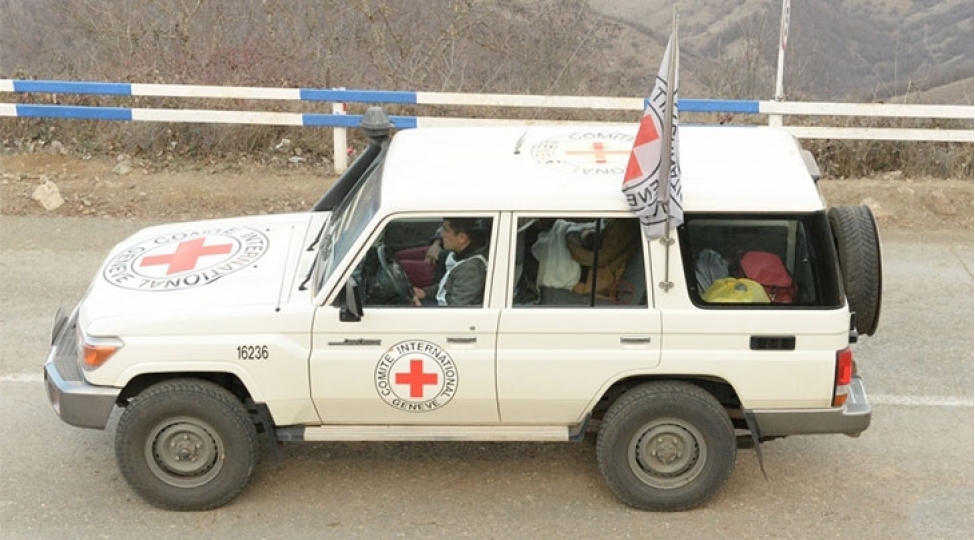 lachin-xankendi-yolu-seher-saatlarinda-bqxk-ye-mexsus-dord-avtomobil-aksiya-erazisinden-serbest-kechib