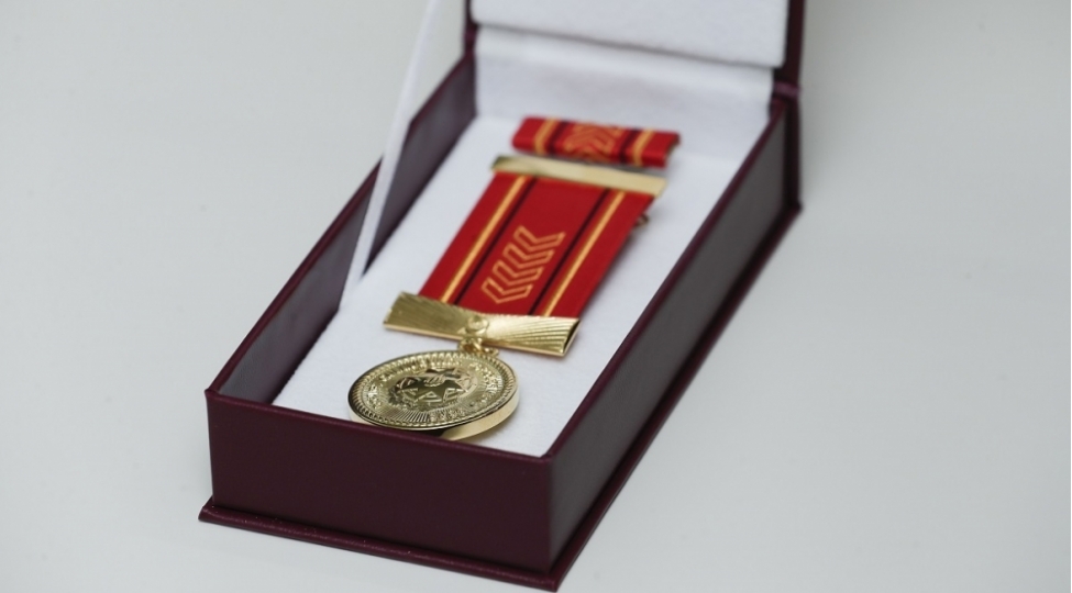 sosial-mudafie-sahesinde-teltif-edilmish-emekdashlara-vesiqeler-ve-medallar-teqdim-olunub