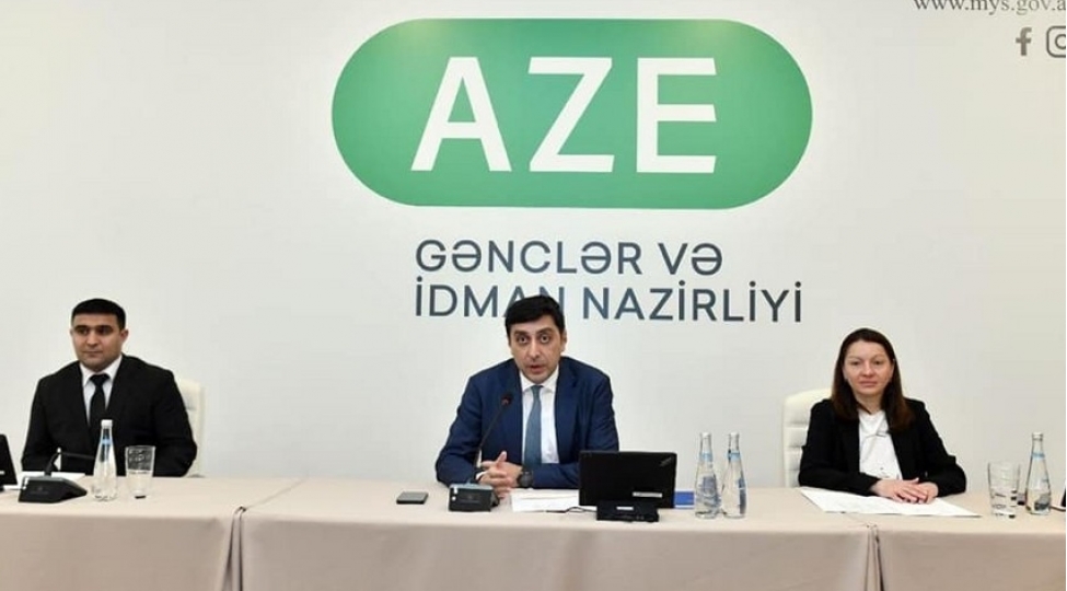 nazir-oten-ay-yarishlarda-ugur-qazanmish-idmanchilarla-gorushub-foto