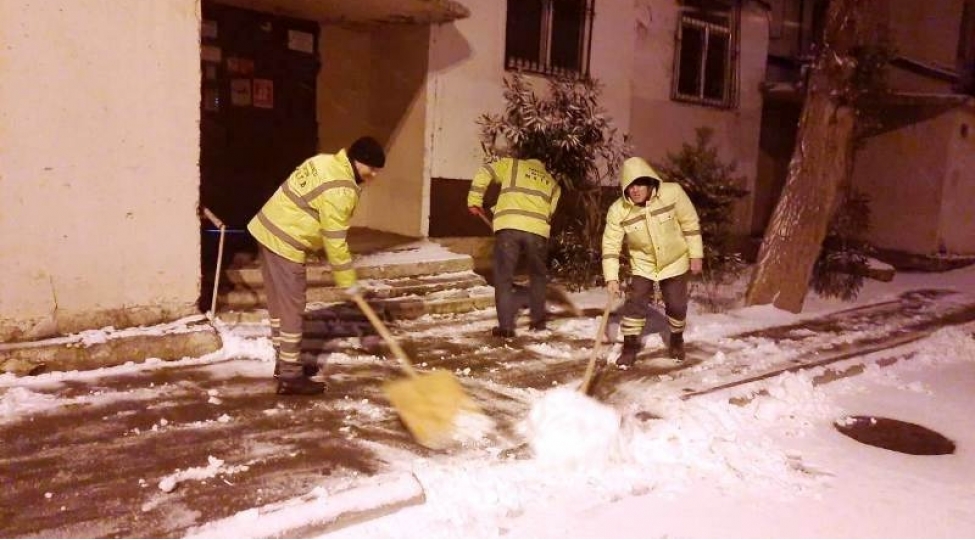 bakinin-kuche-ve-prospektleri-qardan-temizlenir