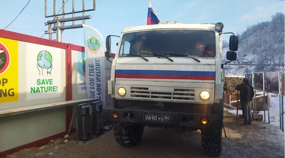 sulhmeramlilara-aid-4-yuk-mashini-lachin-yolundan-maneesiz-kechib