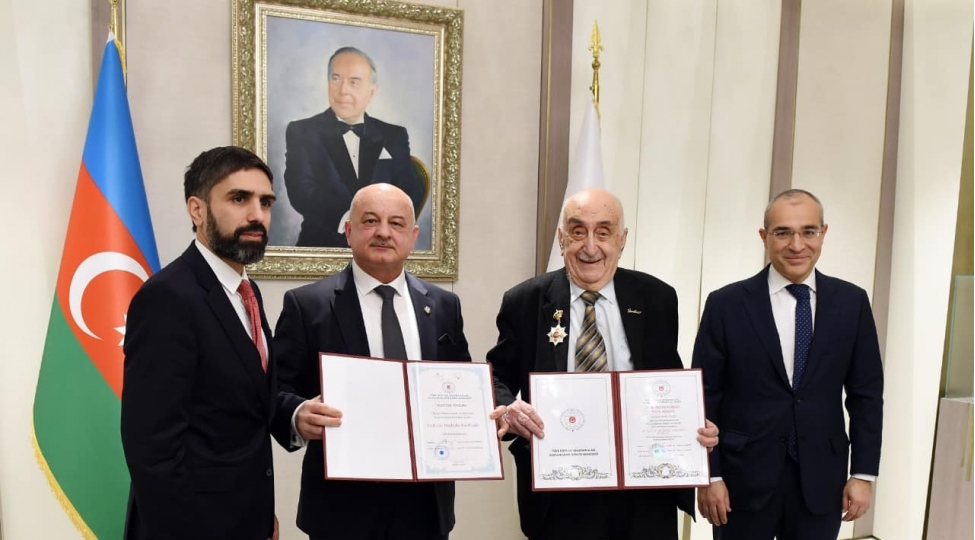 rovshen-necef-xoshbext-yusifzadeni-tebrik-edib