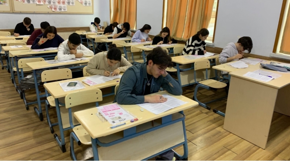 turkiyede-tehsil-almaq-isteyen-telebeler-imtahan-verib-foto