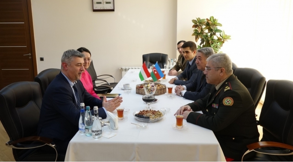 macaristan-sefiri-fhn-akademiyasinda-olub-foto