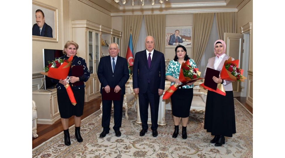zakir-ferecov-sumqayit-qezetinin-kollektivi-ile-gorushub-foto