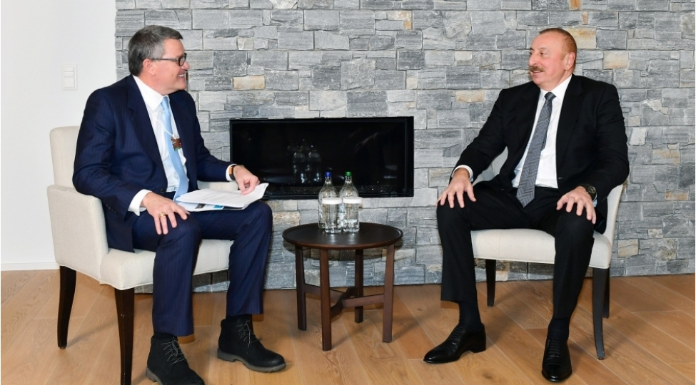 prezident-ilham-eliyevin-davosda-cisco-shirketinin-qlobal-innovasiyalar-uzre-vitse-prezidenti-ile-gorushu-olub-foto