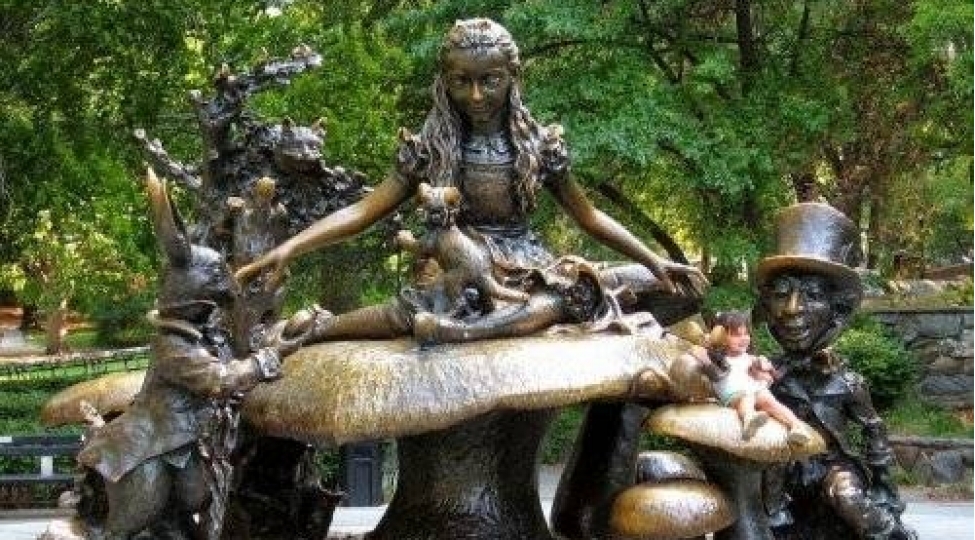 nagil-personajlarinin-sherefine-ucaldilan-heykeller-foto