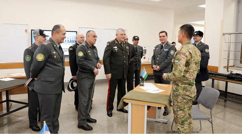azerbaycanla-ozbekistan-arasinda-herbi-tehsil-sahesinde-emekdashliq-muzakire-olunub-foto