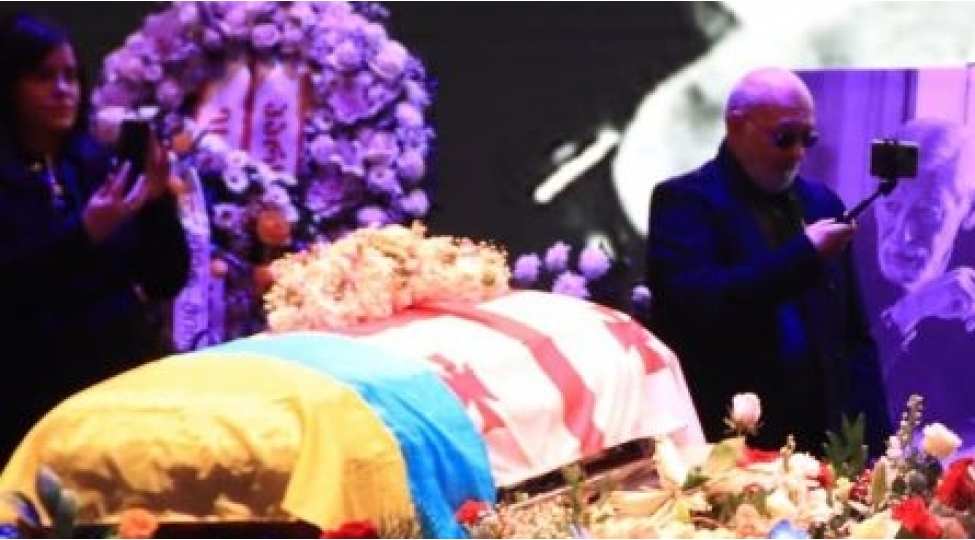 tbilisde-kikabidze-ile-vida-merasimi-yekunlashir