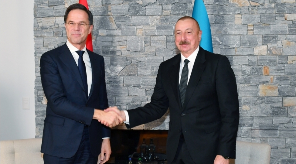 prezident-ilham-eliyev-davosda-niderland-kralliginin-bash-naziri-ile-gorushub-foto
