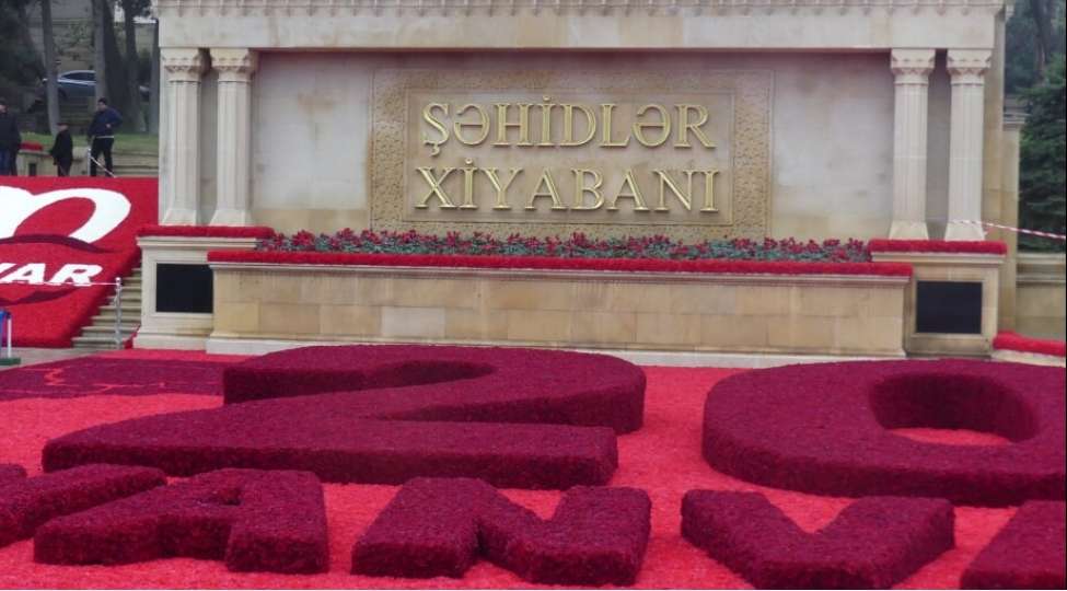 sos-mmc-nin-emekdashlari-shehidler-xiyabanini-ziyaret-edibler-foto