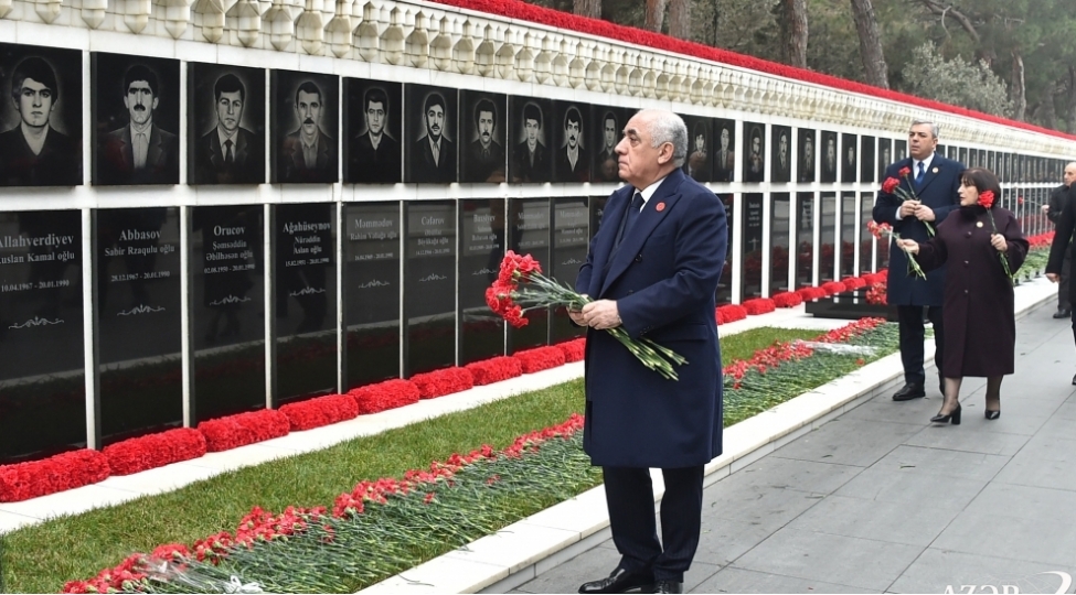 dovlet-ve-hokumet-resmileri-shehidler-xiyabanini-ziyaret-edibler