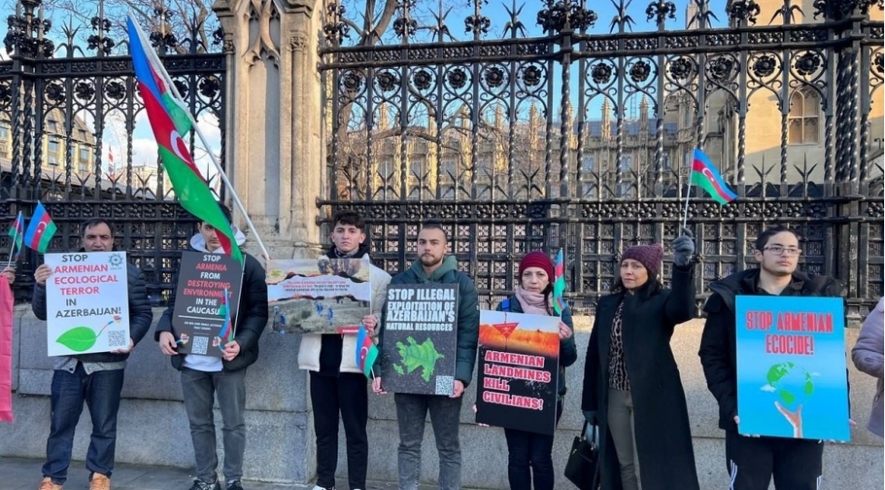 britaniya-parlamentinin-qarshisinda-ermenistanin-ekoloji-terroruna-qarshi-aksiya-kechirilib